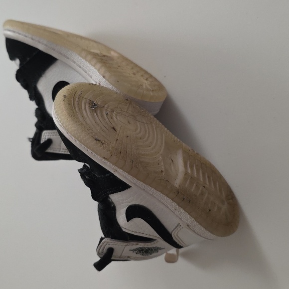 Jordan 1 Mid SE Toddler Black and White Sneakers - Picture 7 of 7